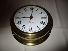 Große ältere Schiffsuhr